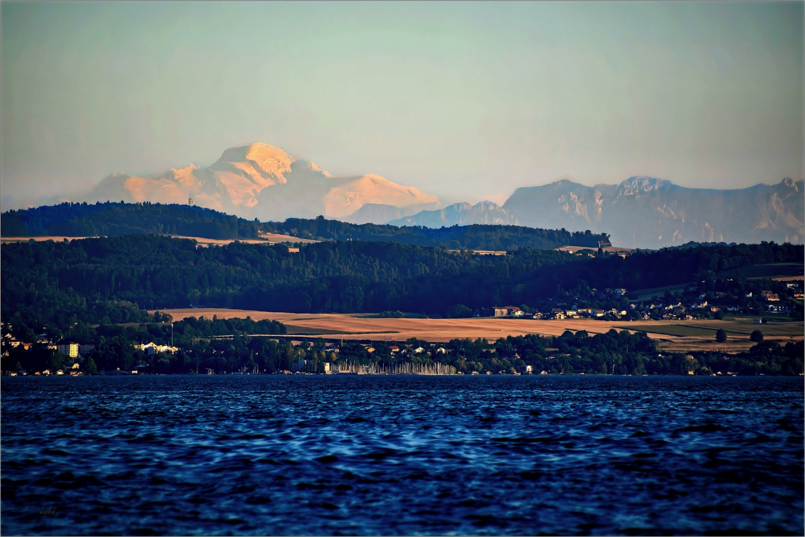 blaue Stunde am Neuenburgersee...