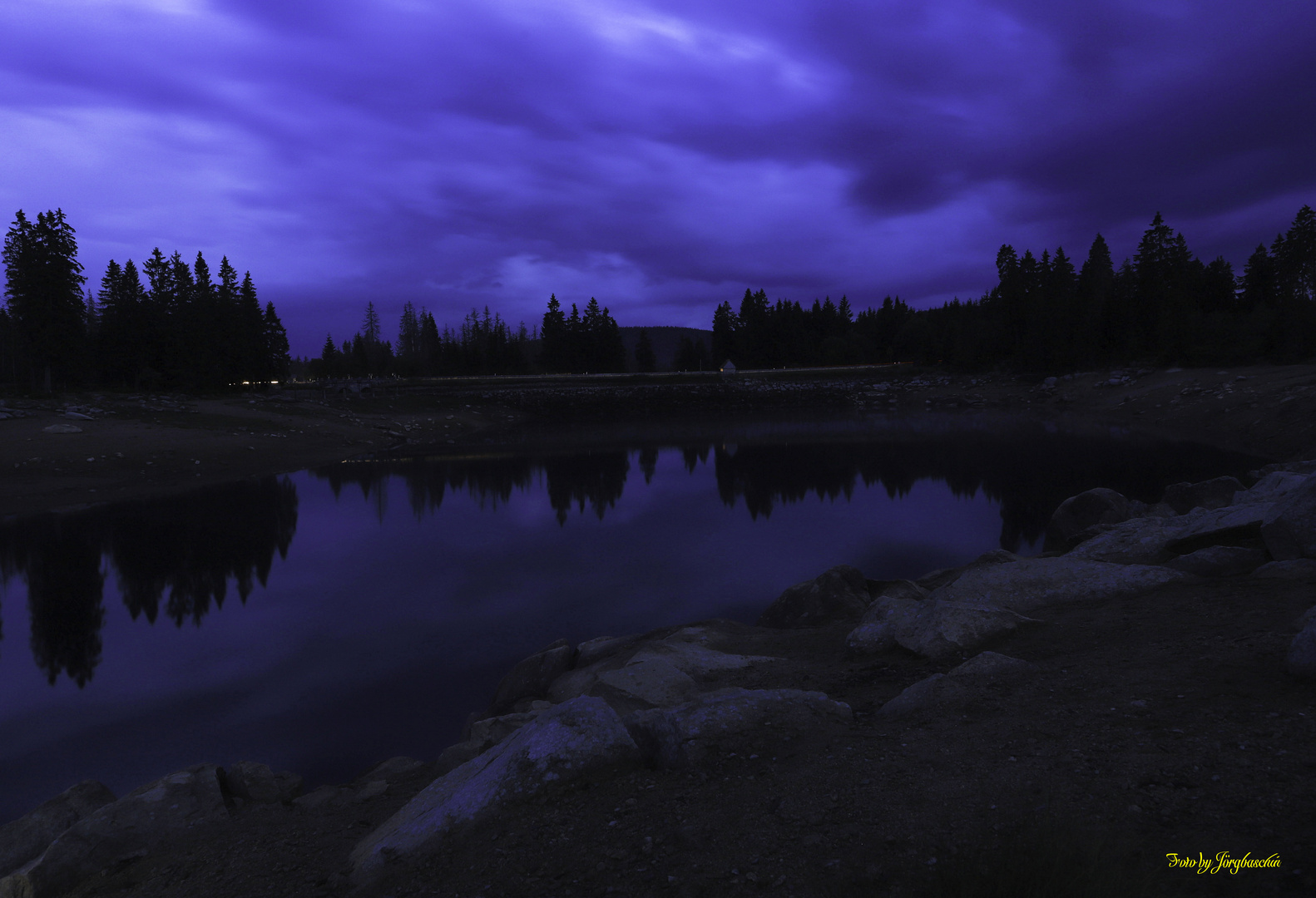 Blaue Stunde am Oderteich im Harz