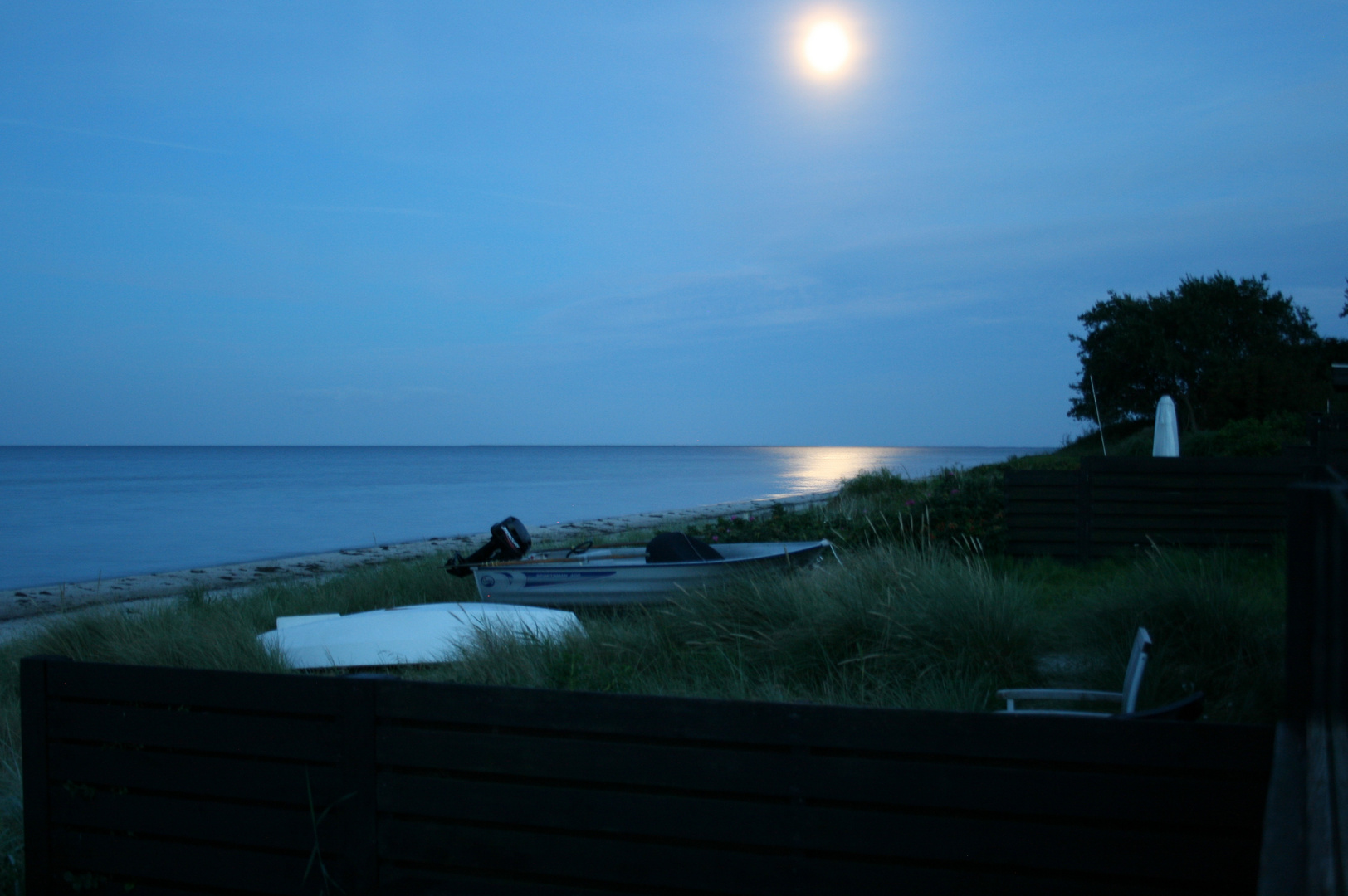 Blaue Stunde am Ostseestrand in Dänemark