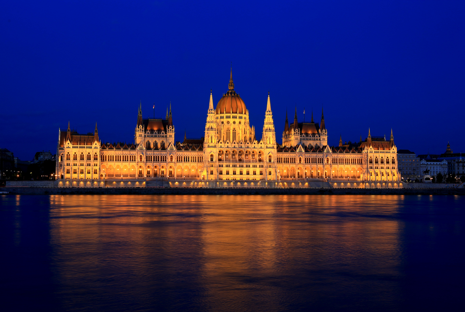 Blaue Stunde am Parlament