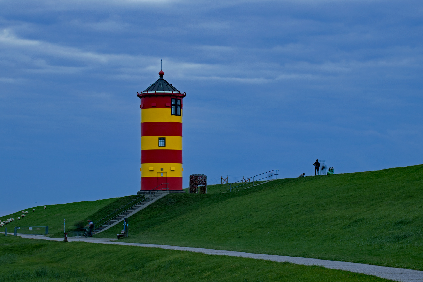 Blaue Stunde am Pilsumer Leuchtturm