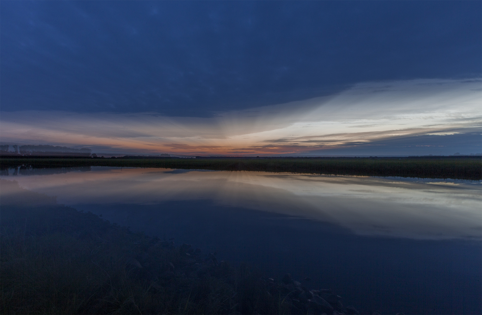 Blaue Stunde am Polder