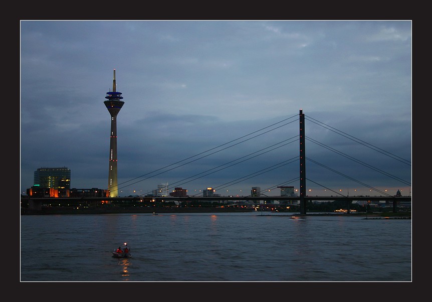 Blaue Stunde am Rhein von Susanne Vopel