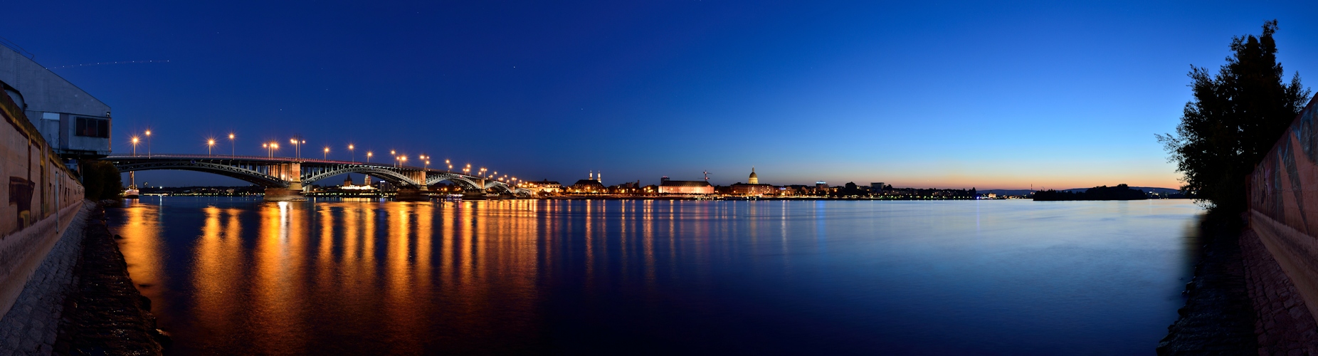 Blaue Stunde am Rhein