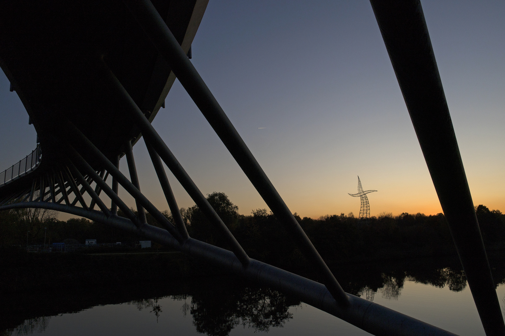 Blaue Stunde am Rhein-Herne-Kanal. 