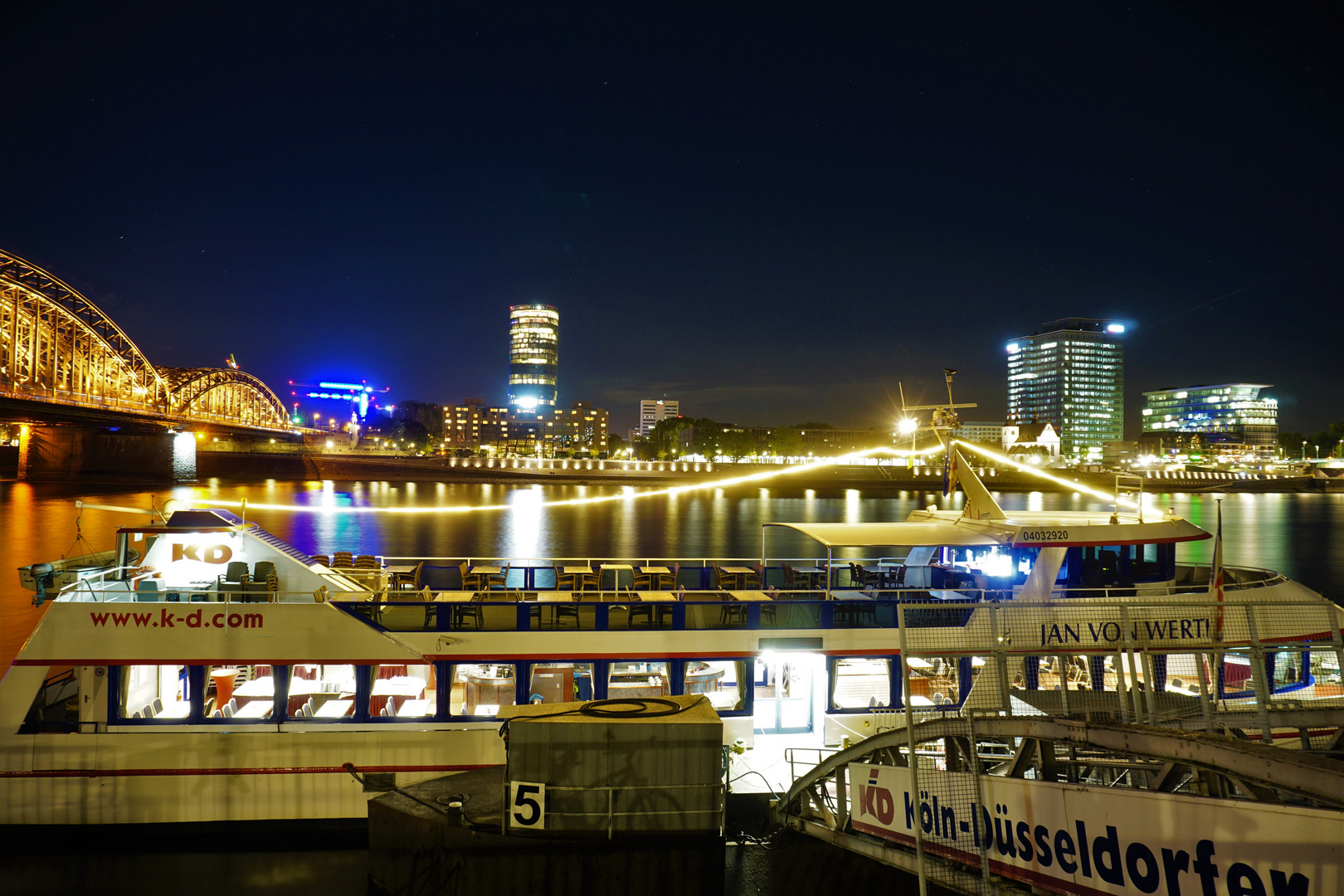 Blaue Stunde am Rhein in Köln 