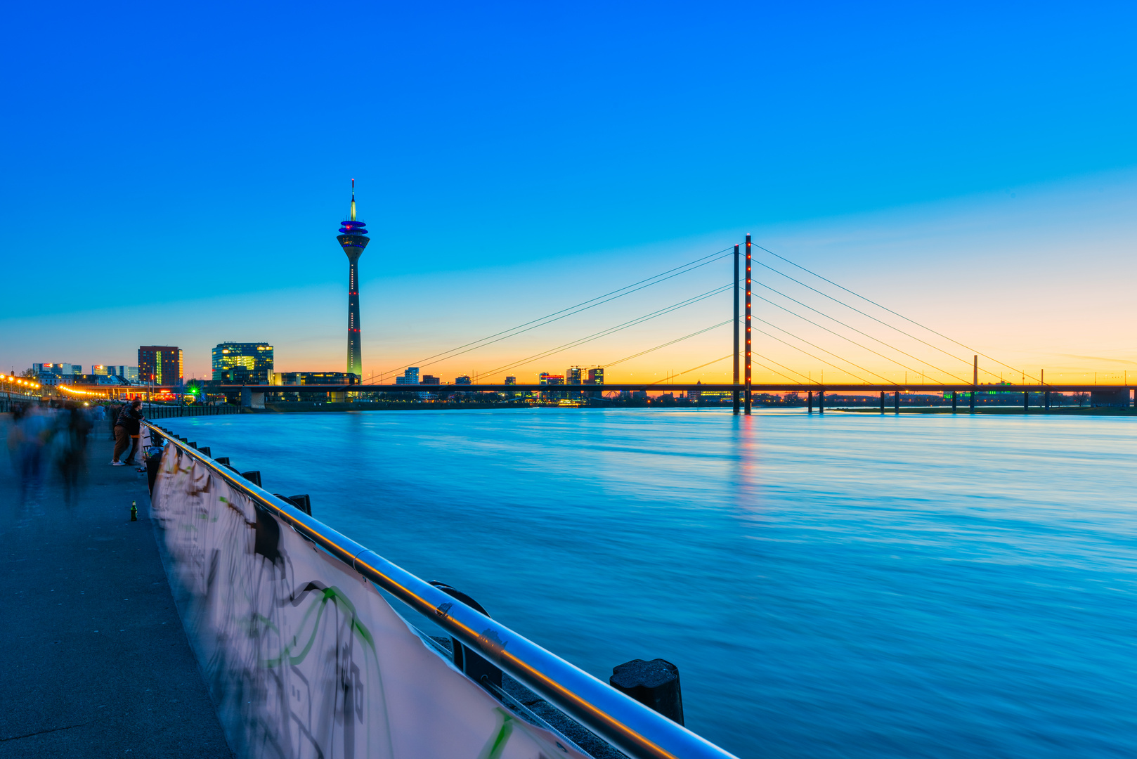 Blaue Stunde am Rhein mit Blick auf Fenrsehturm und Rhein