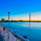 Blaue Stunde am Rhein mit Blick auf Fenrsehturm und Rhein