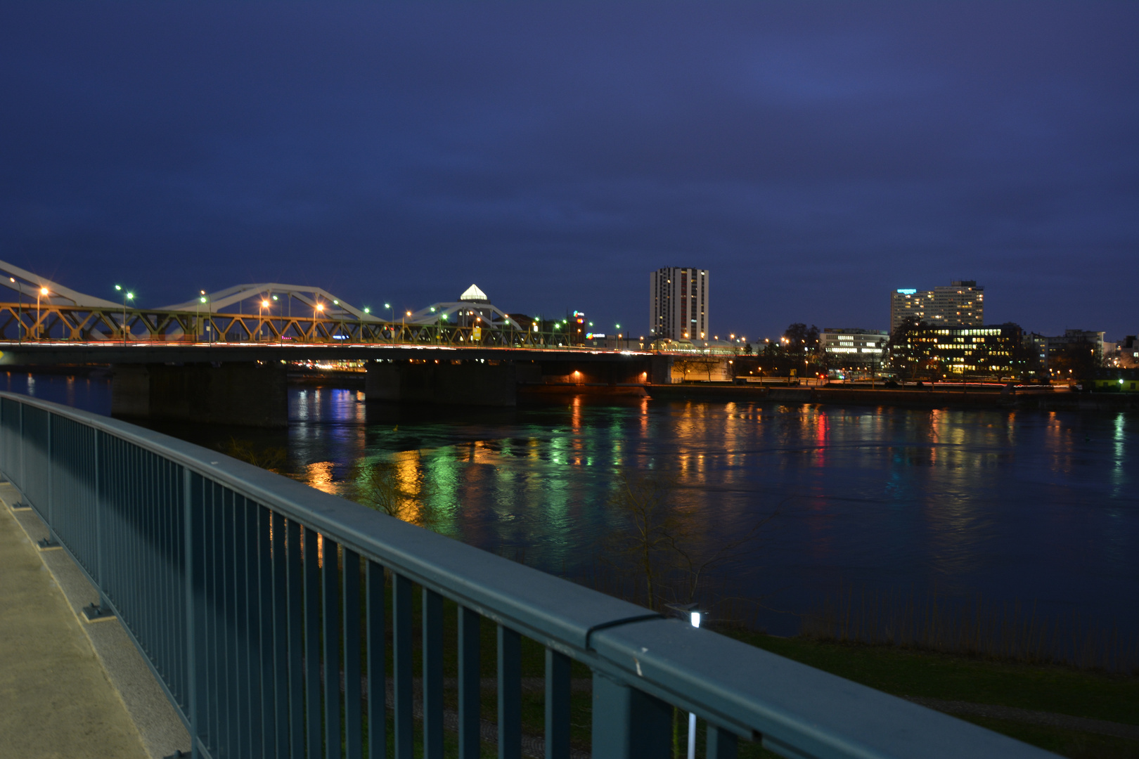 Blaue Stunde am Rhein zwischen Mannheim und Ludwigshafen