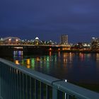 Blaue Stunde am Rhein zwischen Mannheim und Ludwigshafen