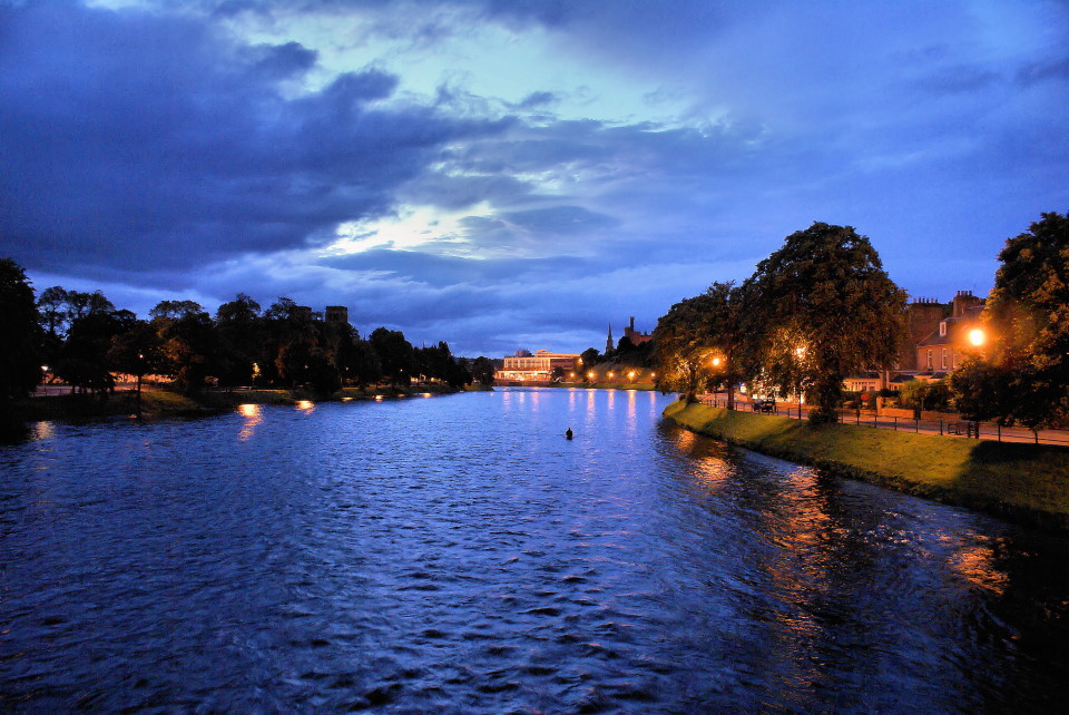 Blaue Stunde am River Ness