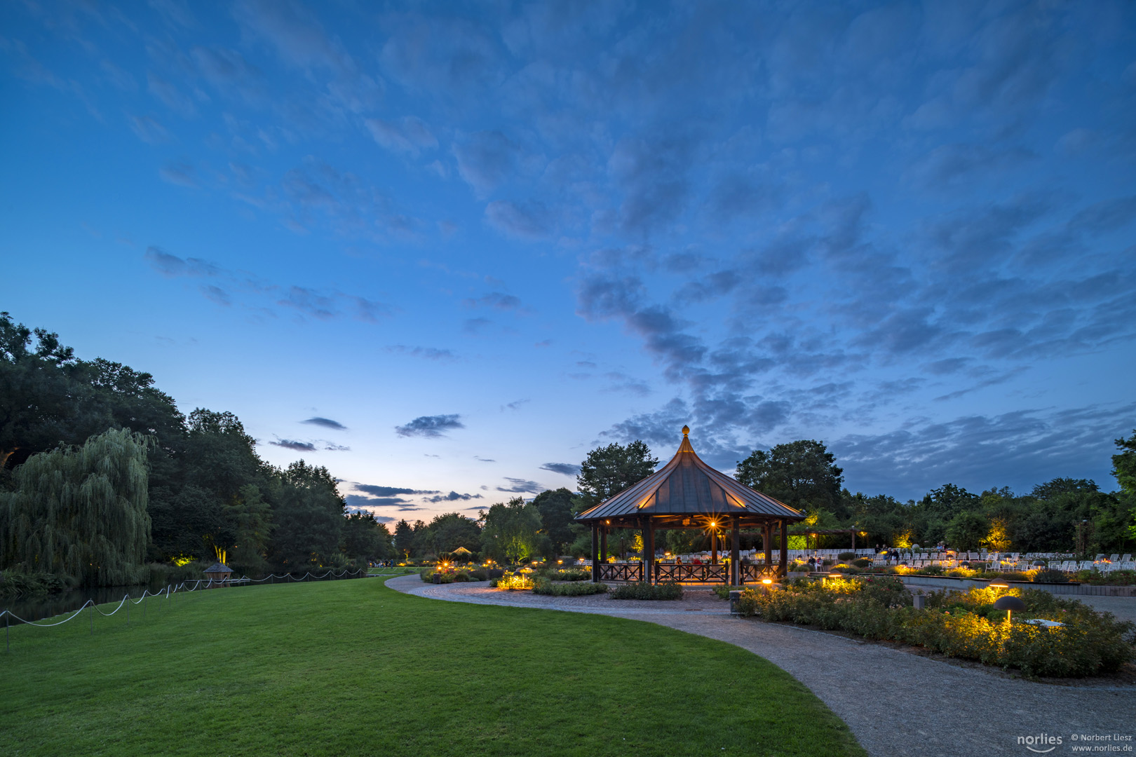 Blaue Stunde am Rosenpavillon