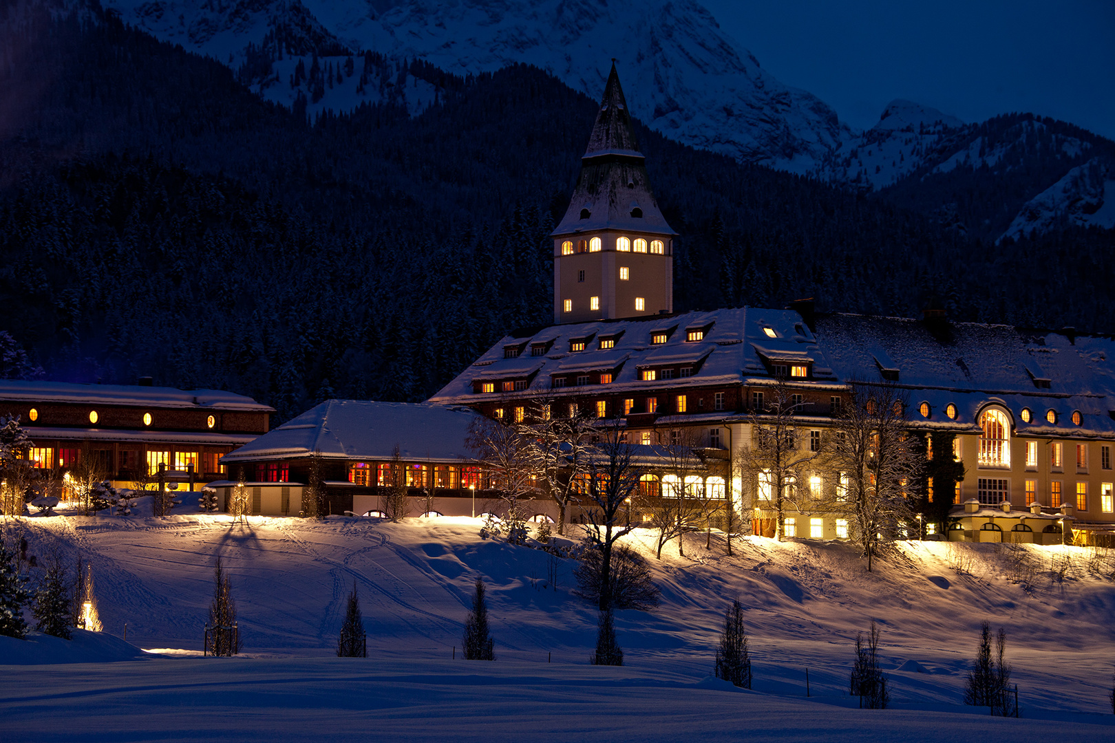 blaue Stunde am Schloss Elmau