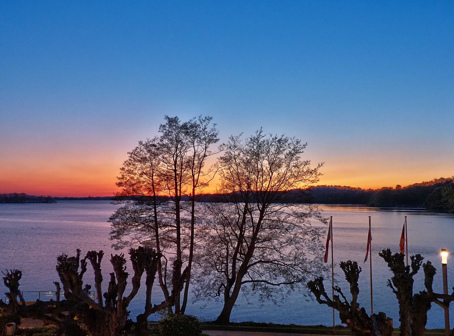 Blaue Stunde am See