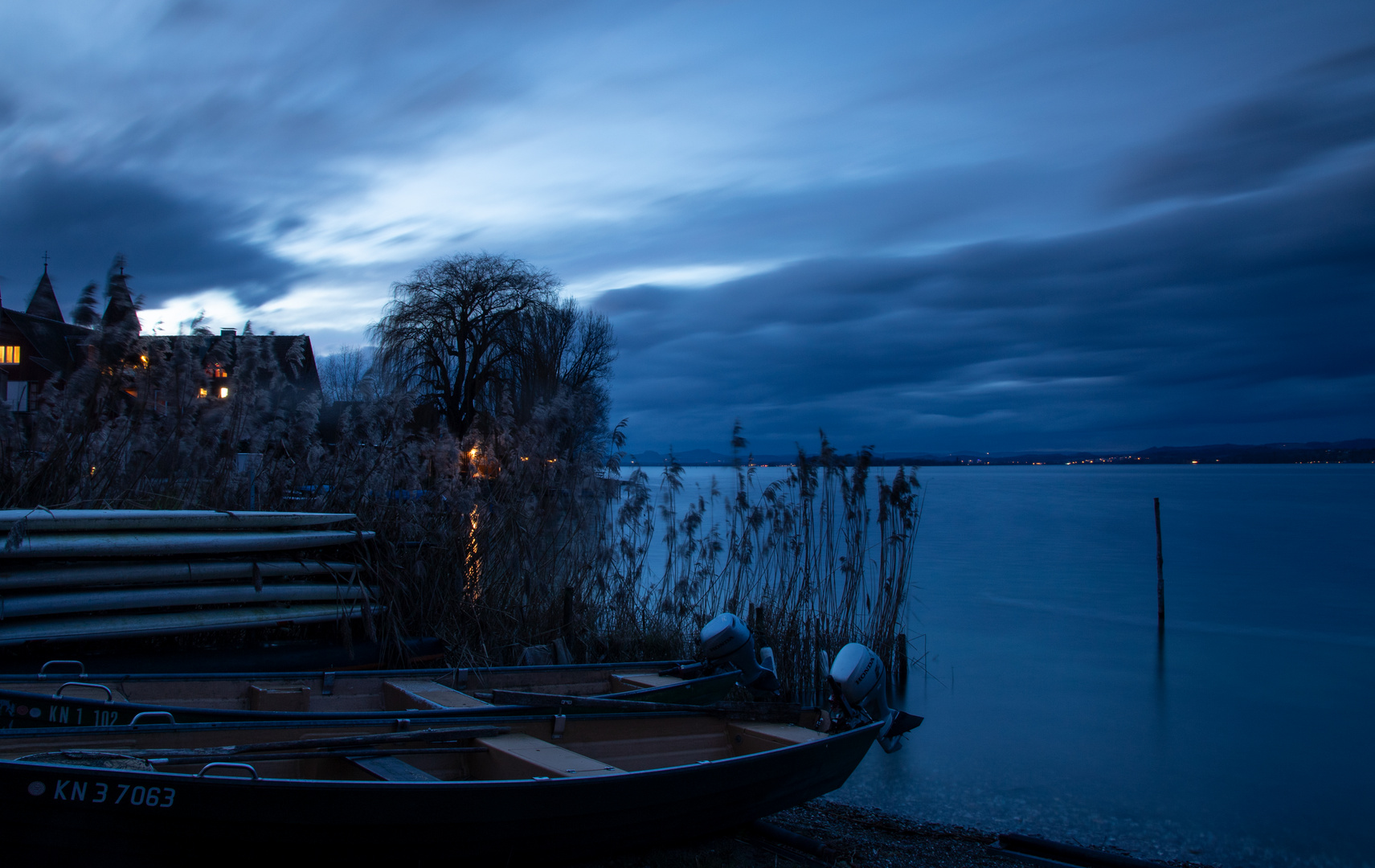 Blaue Stunde am Seeufer