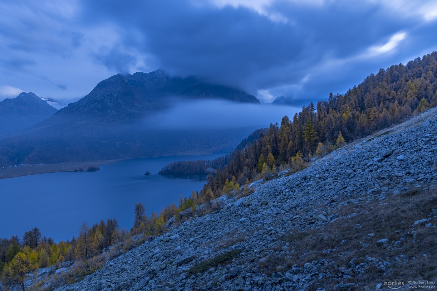 Blaue Stunde am Silsersee