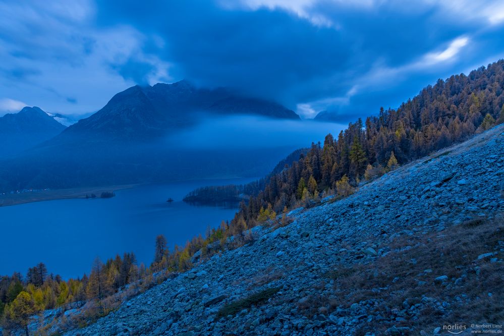 Blaue Stunde am Silsersee