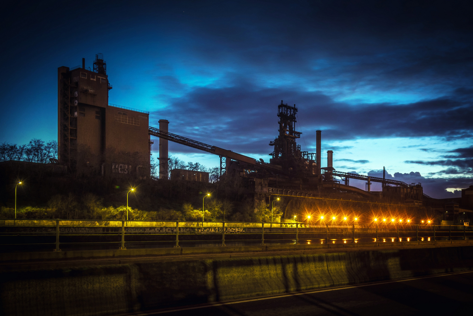 Blaue Stunde am Stahlwerk