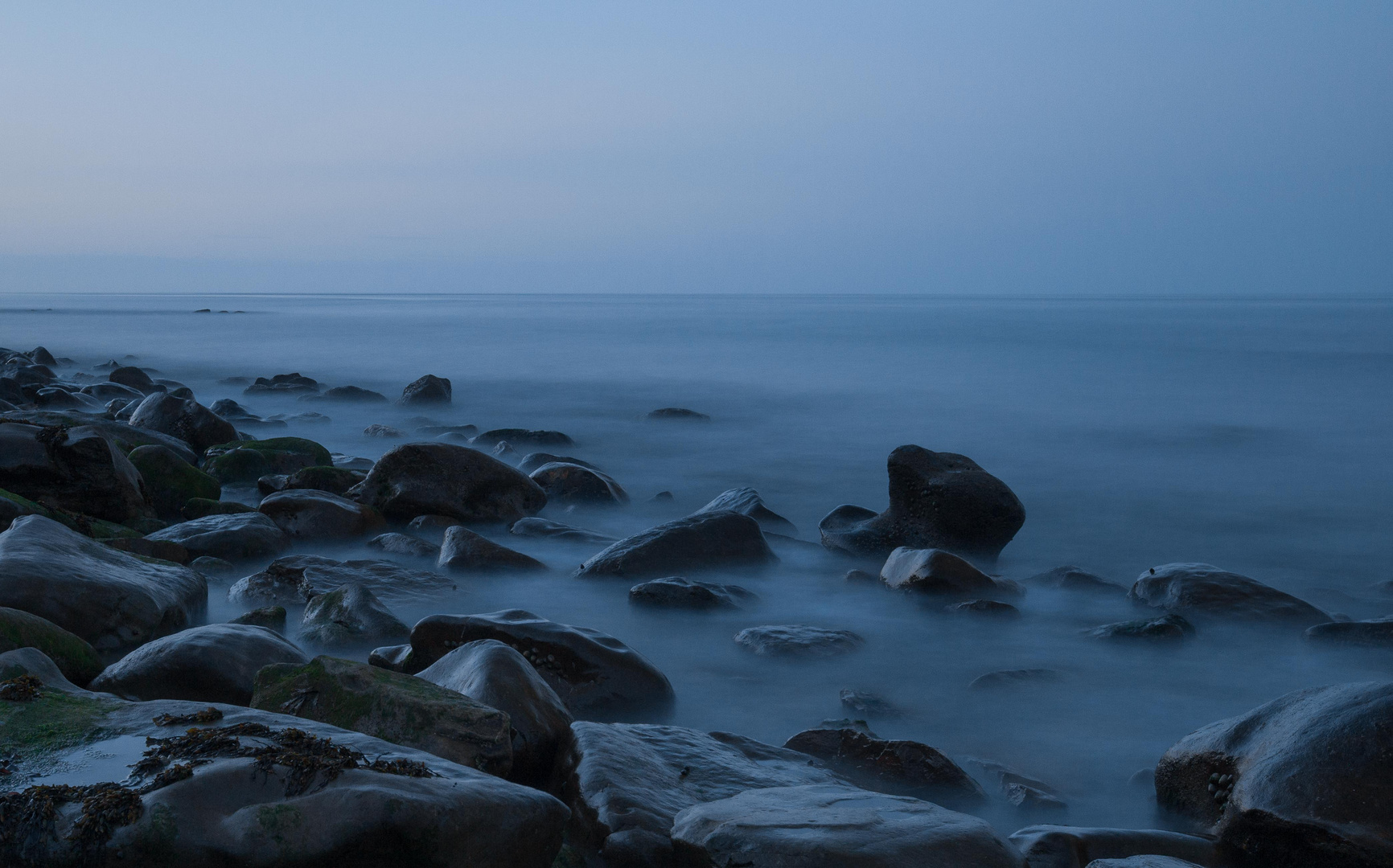 Blaue Stunde am Strand in Dorset (GB)