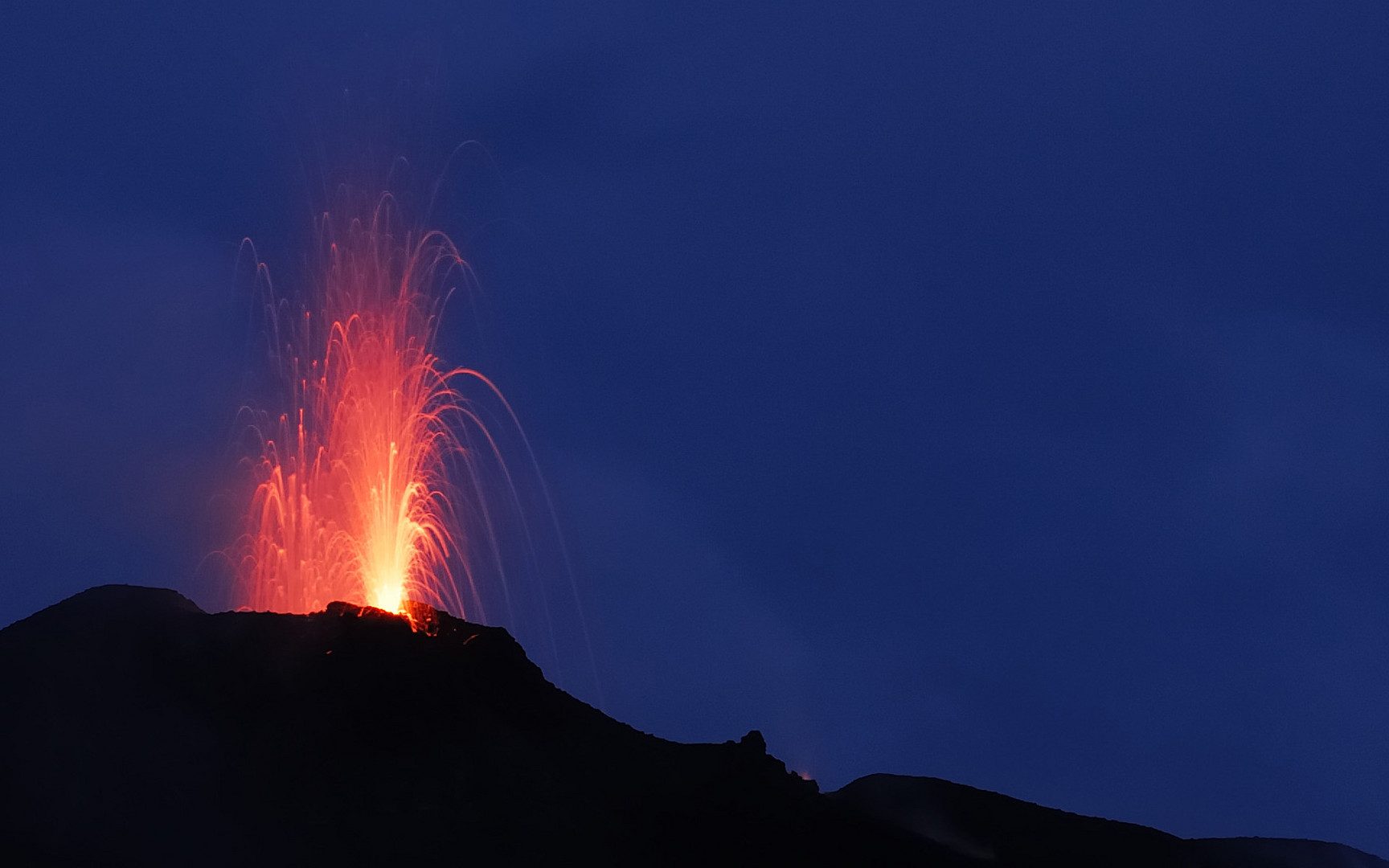 Blaue Stunde am Stromboli