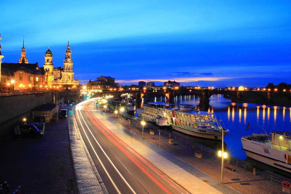 Blaue Stunde am Terrassenufer Dresden