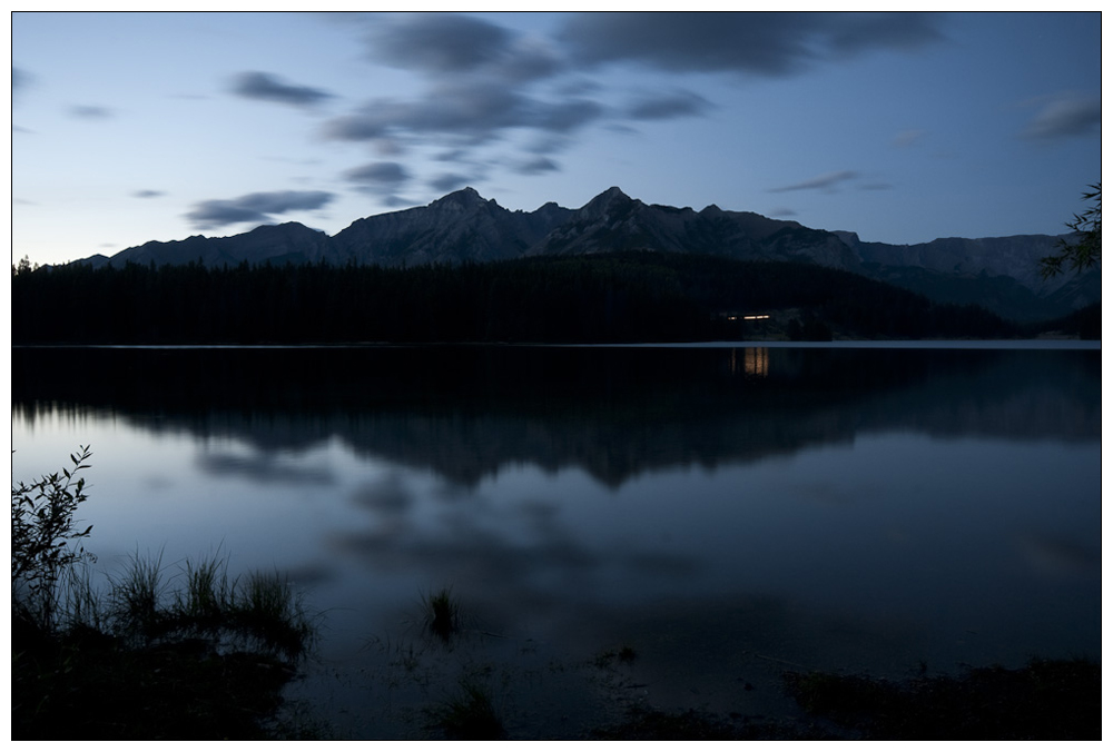 Blaue Stunde am Two Jack Lake, Banff Nationalpark