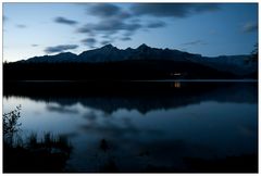 Blaue Stunde am Two Jack Lake, Banff Nationalpark