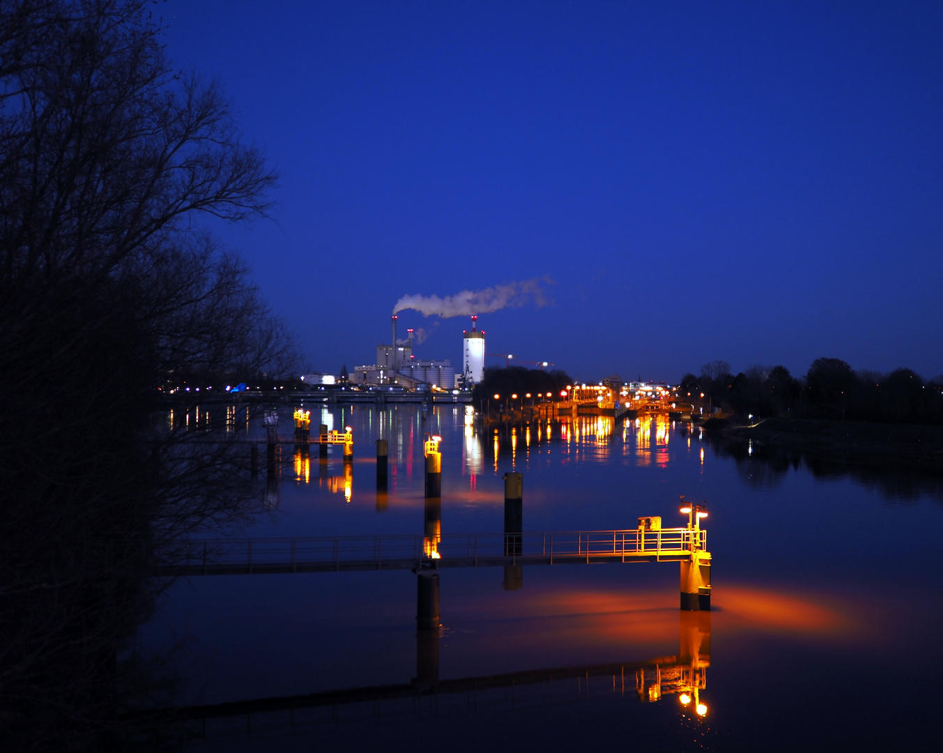 Blaue Stunde am Weserwehr