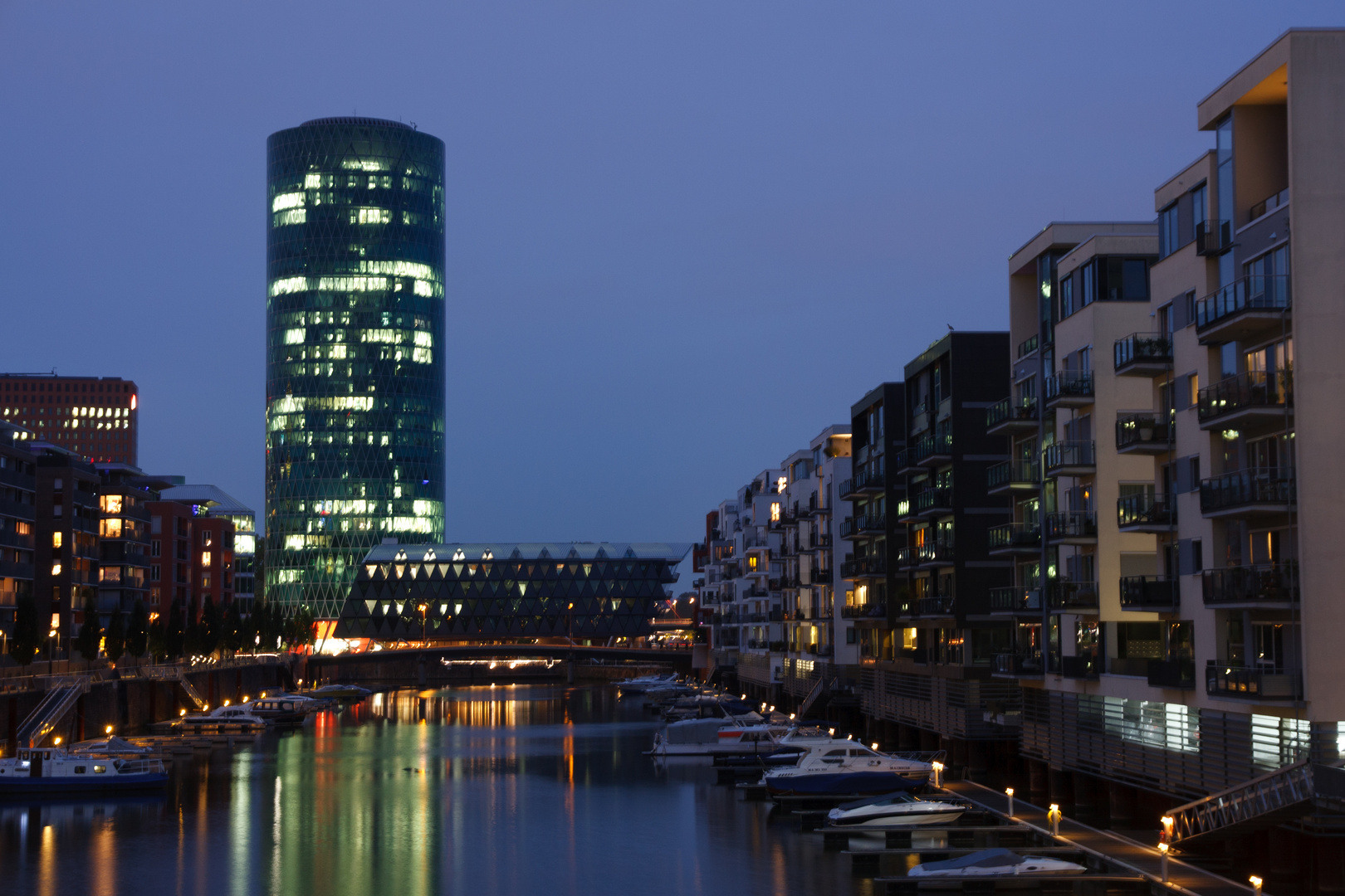 Blaue Stunde am Westhafen