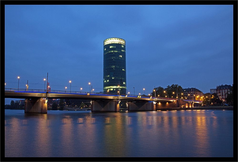 Blaue Stunde am Westhafen Frankfurt/M