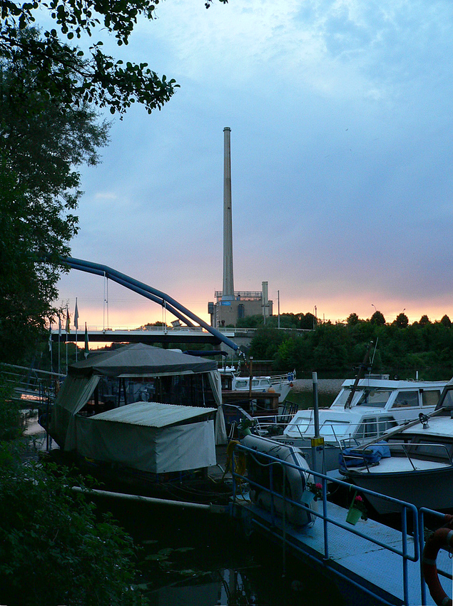 Blaue Stunde am Yachthafen