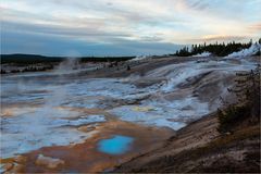 Blaue Stunde an den Porcelain Basin Hot Springs