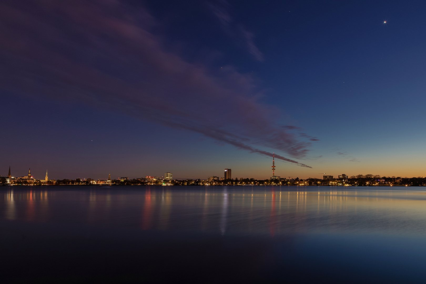 Blaue Stunde an der Außenalster 