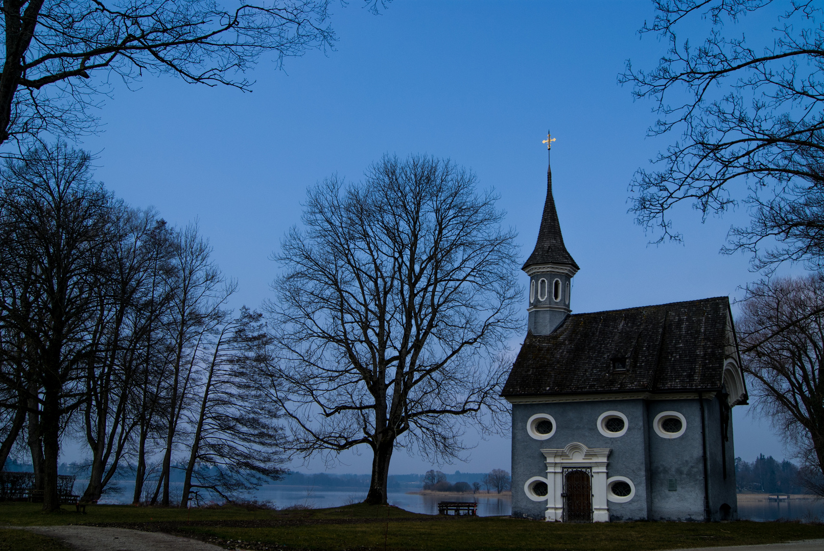 Blaue Stunde an der blauen Kapelle