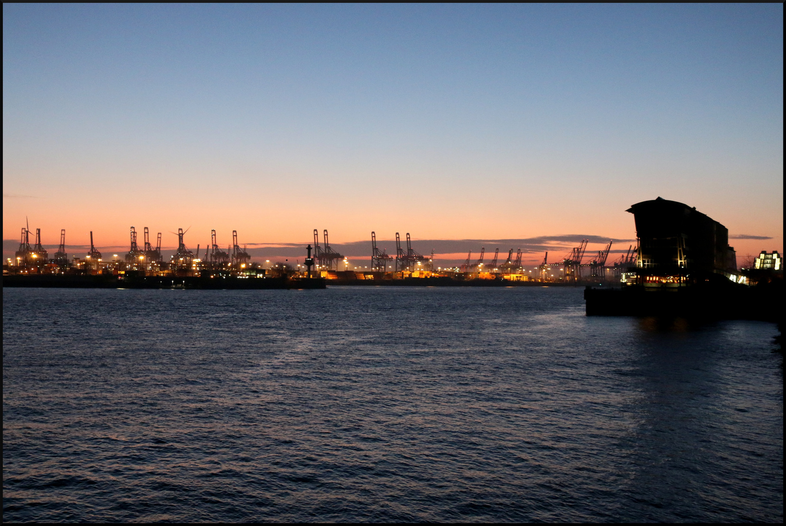 Blaue Stunde an der Elbe