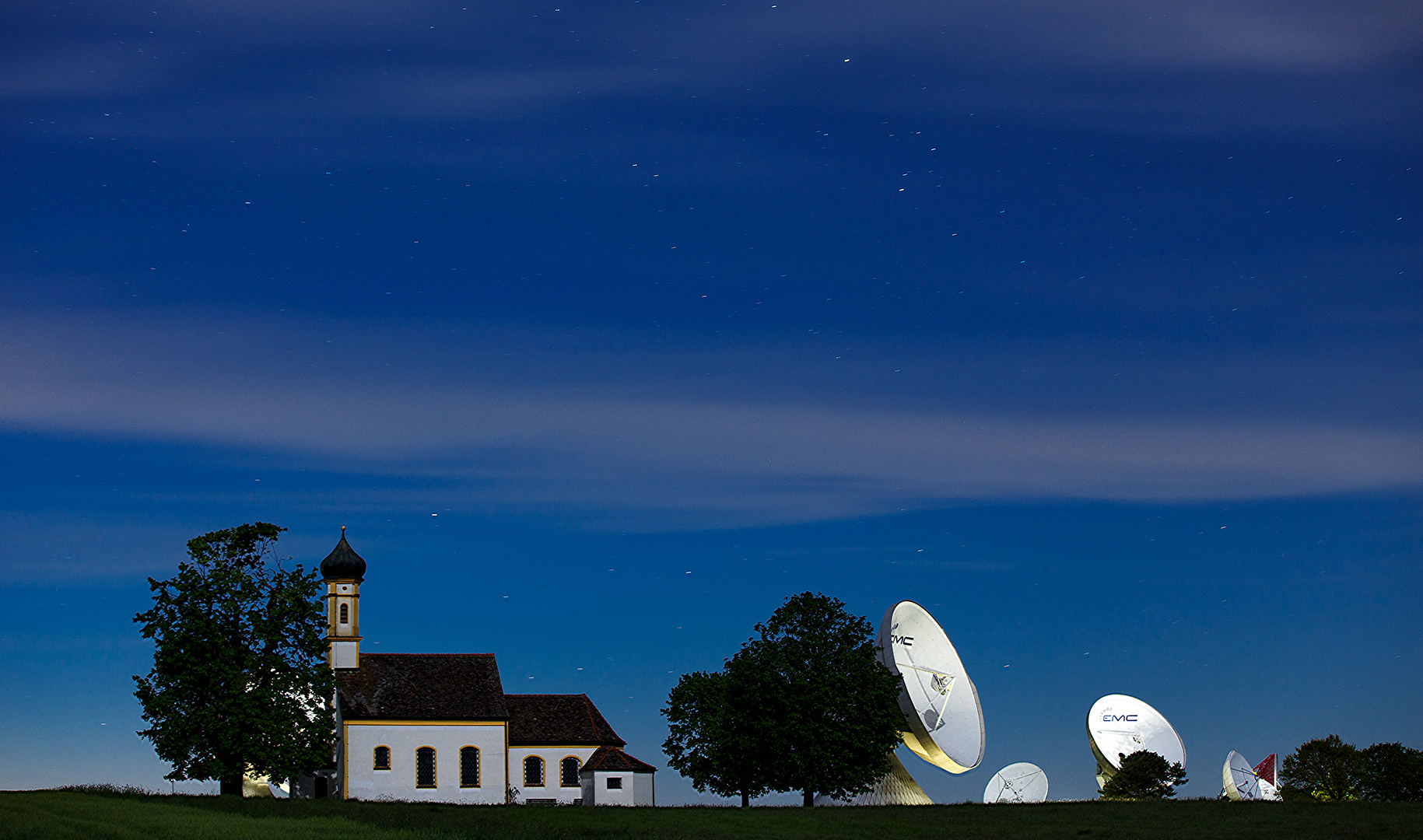 Blaue Stunde an der Erdfunkstelle Raisting mit der Kapelle St.Johann