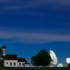 Blaue Stunde an der Erdfunkstelle Raisting mit der Kapelle St.Johann