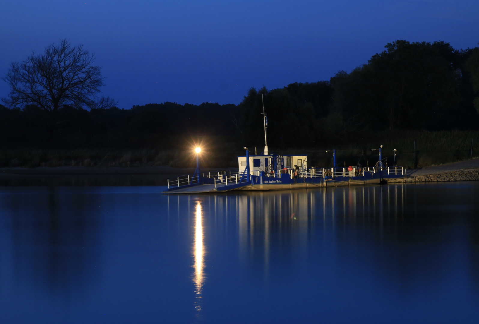 Blaue Stunde an der Fähre Barby/Elbe