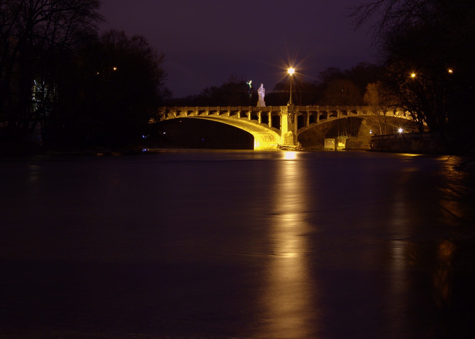 Blaue Stunde an der Isar / Maximiliansbrücke