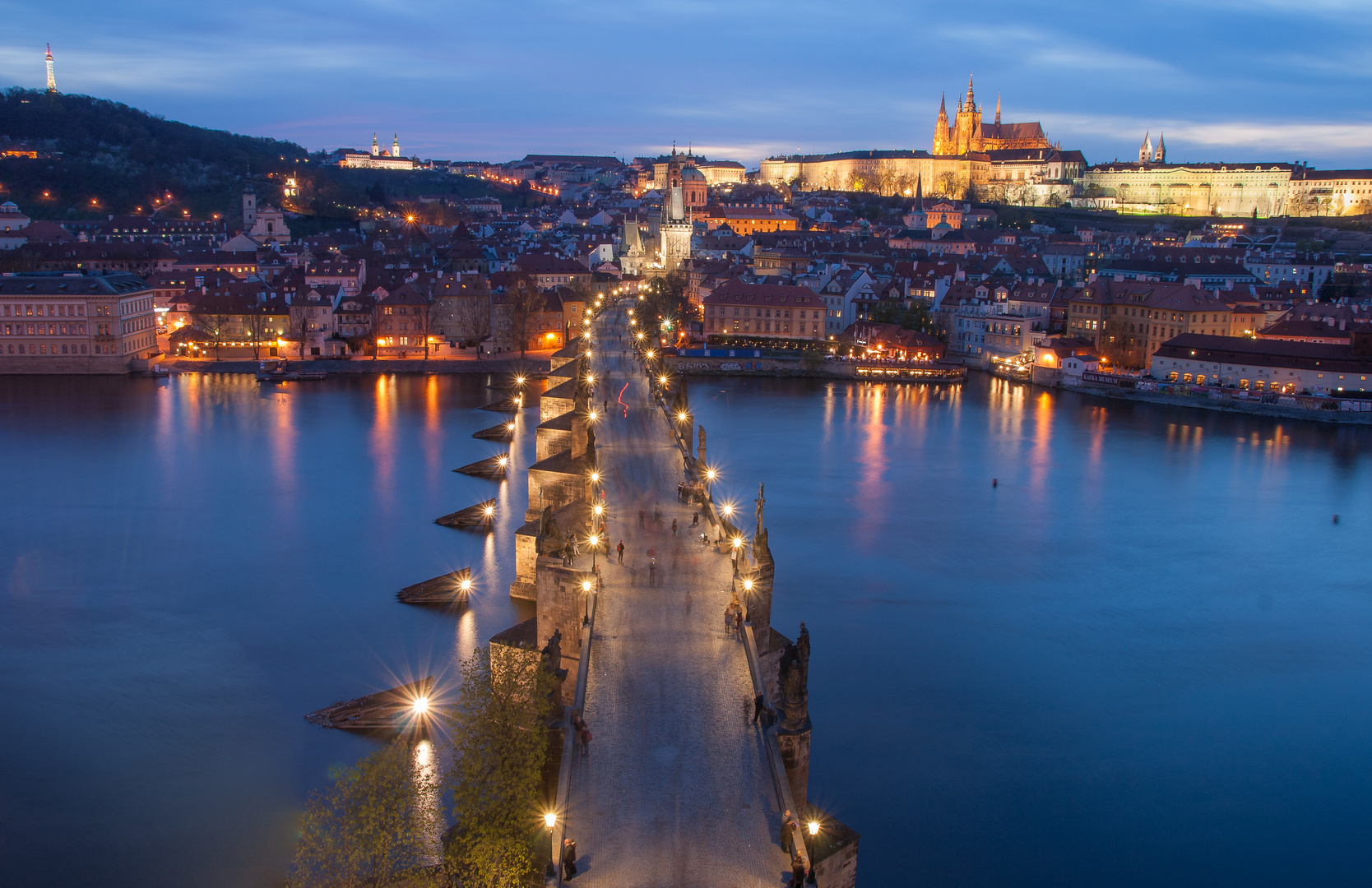 Blaue Stunde an der Karlsbrücke