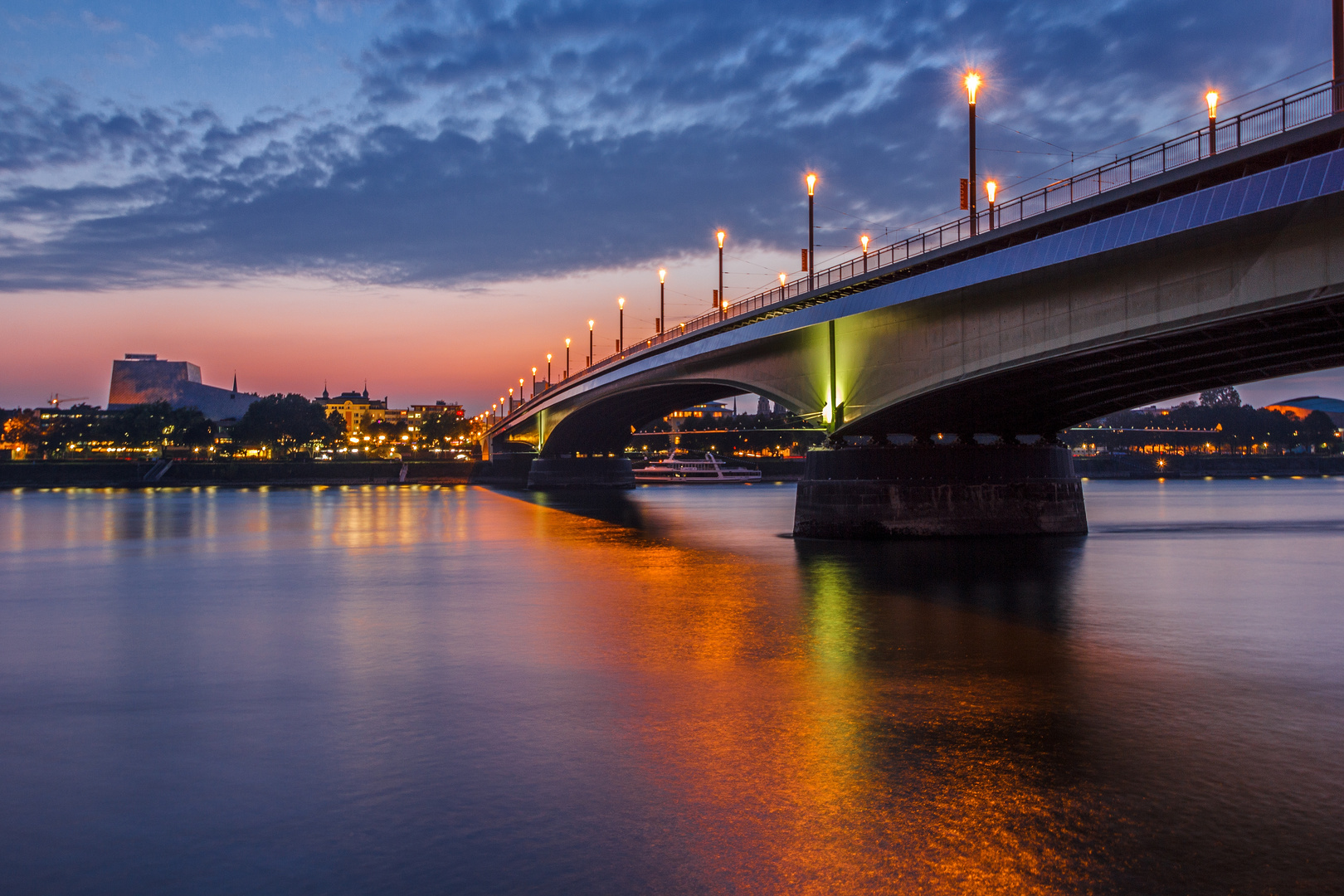 Blaue Stunde an der Kennedybrücke in Bonn