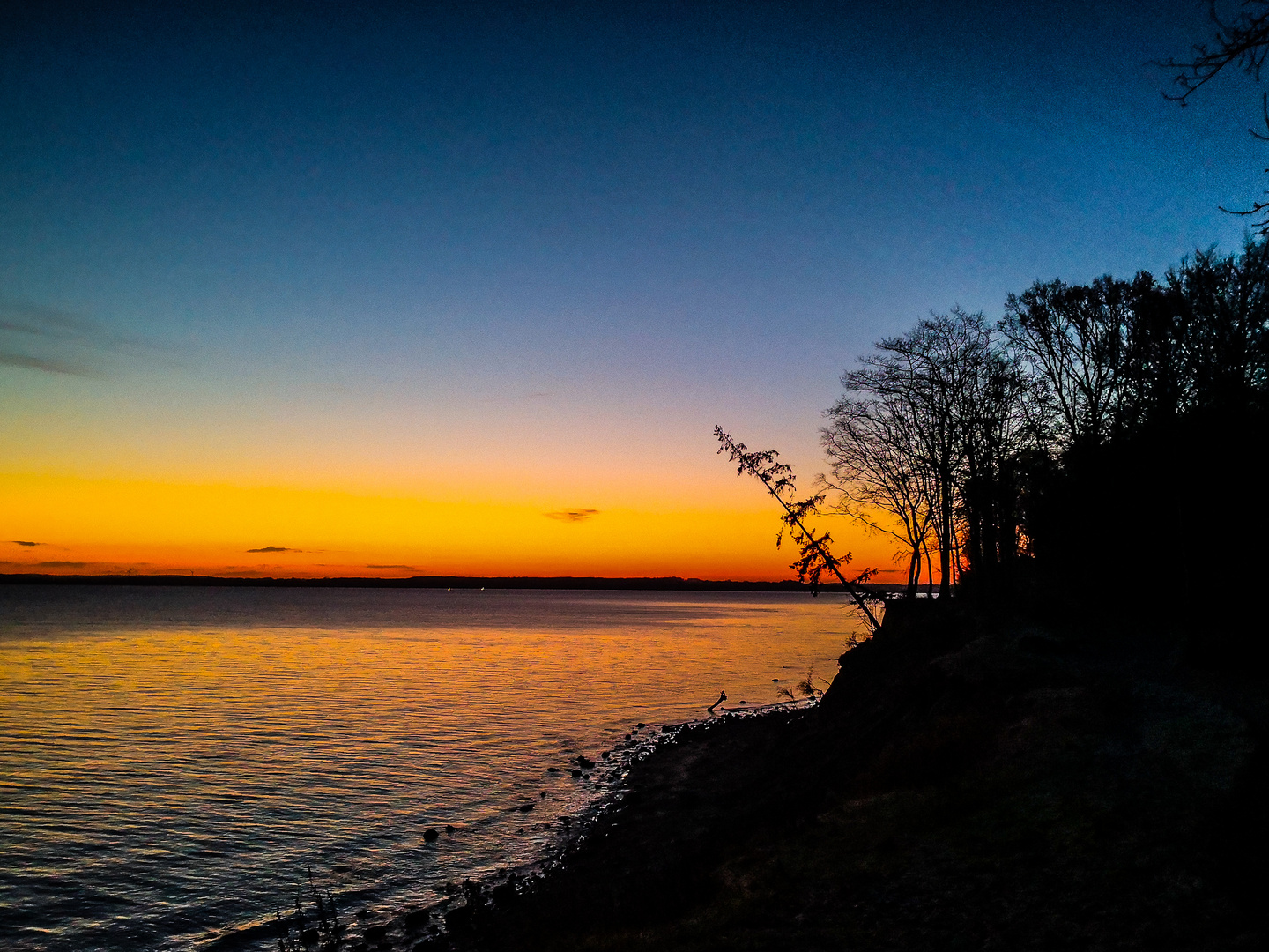 Blaue Stunde an der Küste