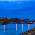 Blaue Stunde an der Neckarschleuse Bad Friedrichshall