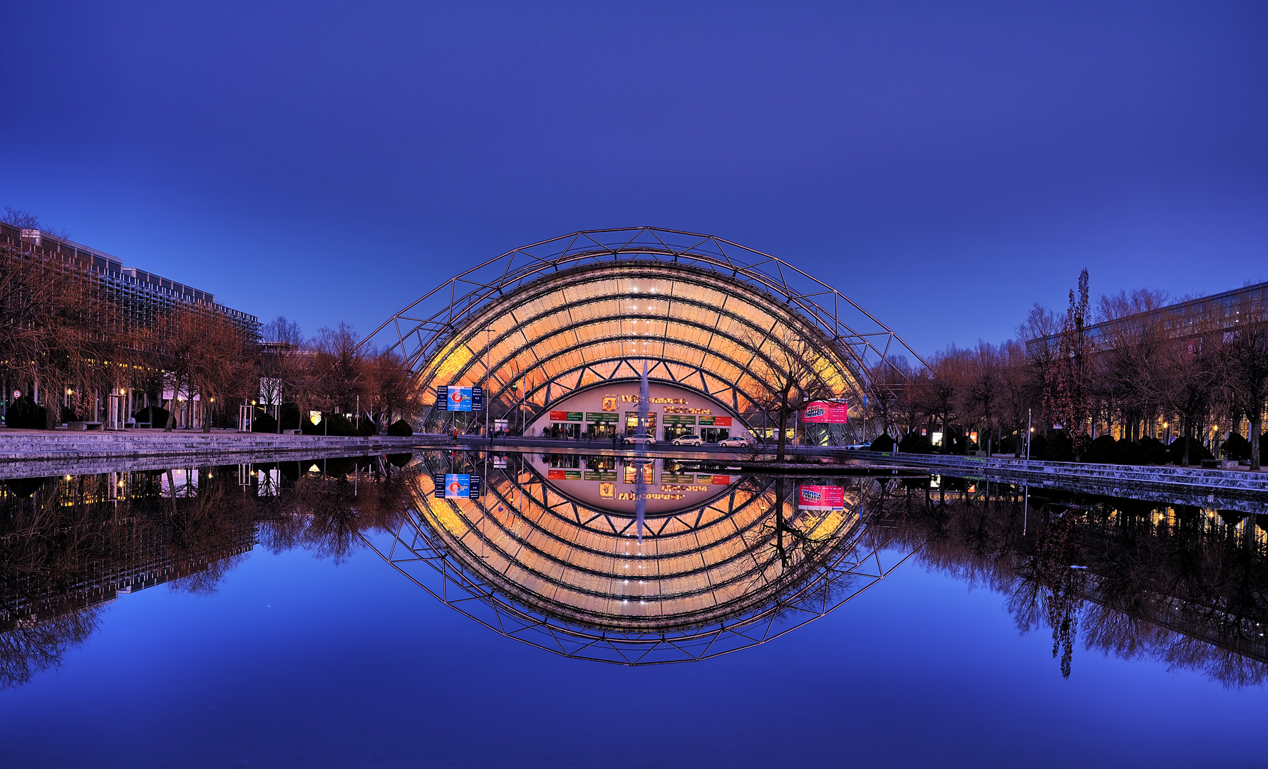 Blaue Stunde an der Neuen Messe