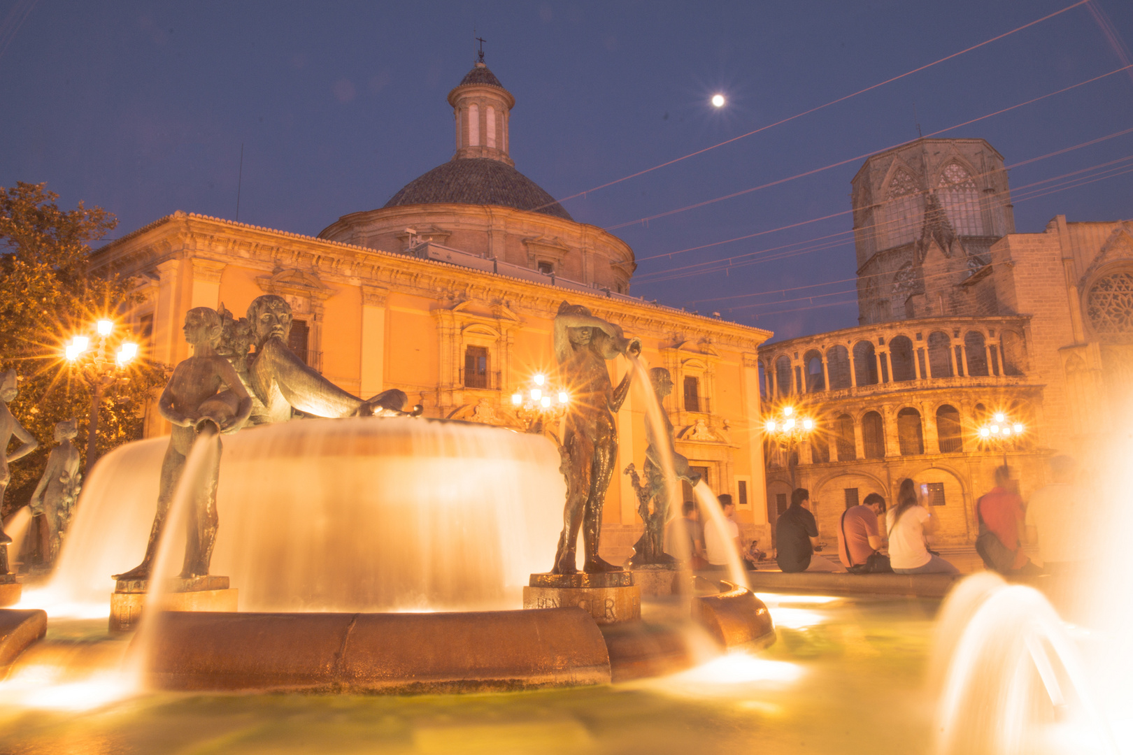 Blaue Stunde an der Plaza de la Virgen