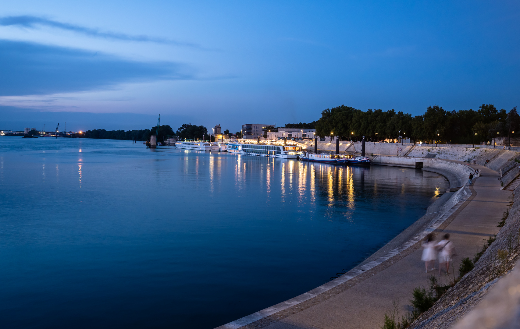 Blaue Stunde an der Rhône