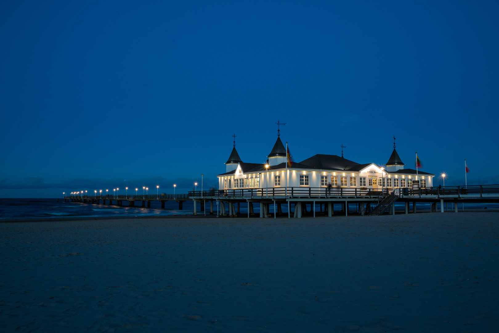 Blaue Stunde an der Seebrücke Ahlbeck