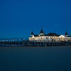 Blaue Stunde an der Seebrücke Ahlbeck