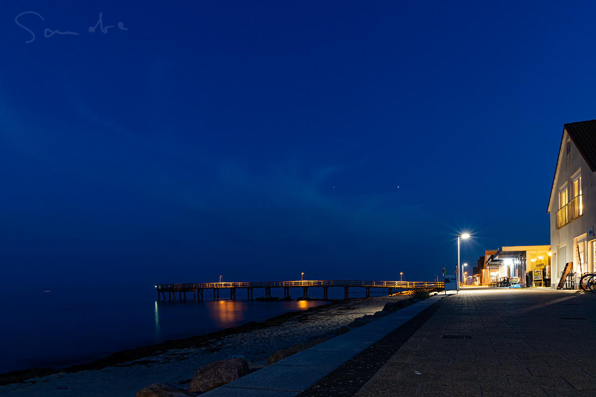 Blaue Stunde an der Seepromenade