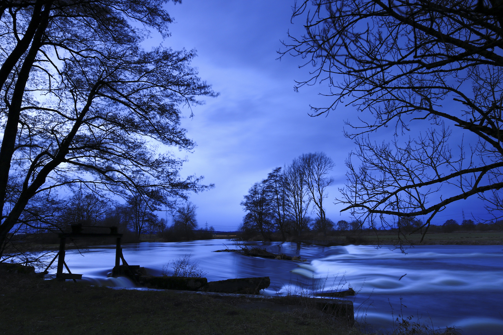 Blaue Stunde an der Stromschnelle